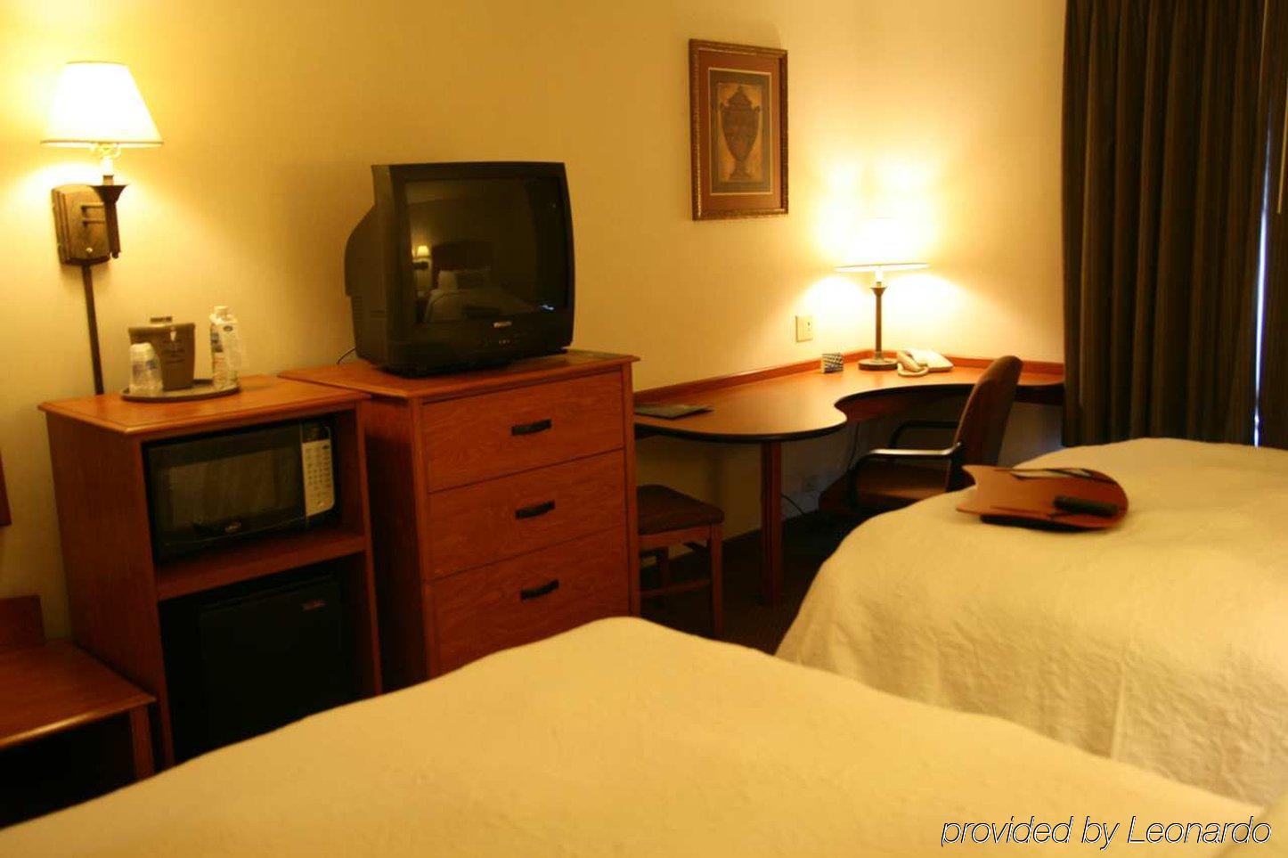 Hampton Airport-galerias 4*