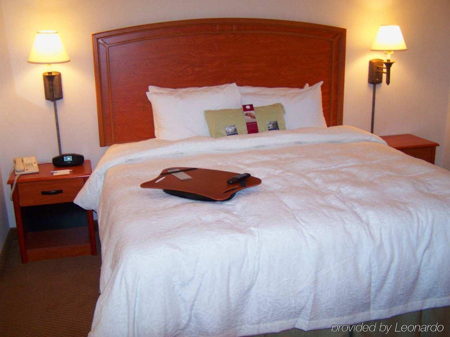 Hampton Airport-galerias 4*